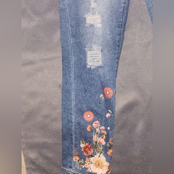 Ripped hole, flower pattern, embroidered women's boyfriend jeans - Picture 3 of 15